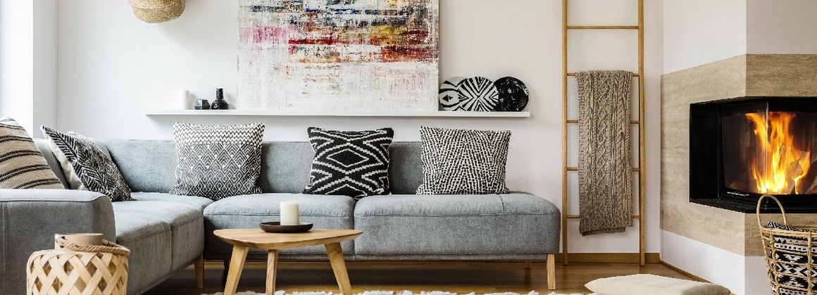 Sofa neben Kamin