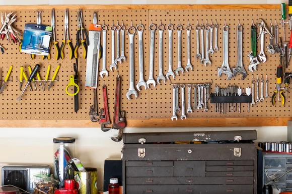 Werkzeug an einer Werkbank