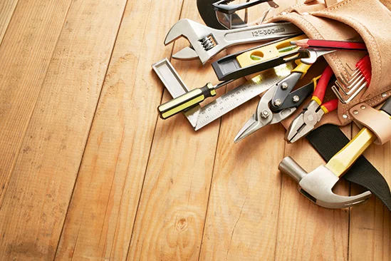 Werkzeug auf Holzboden