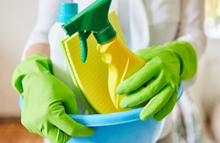 Hände mit Putzutensilien