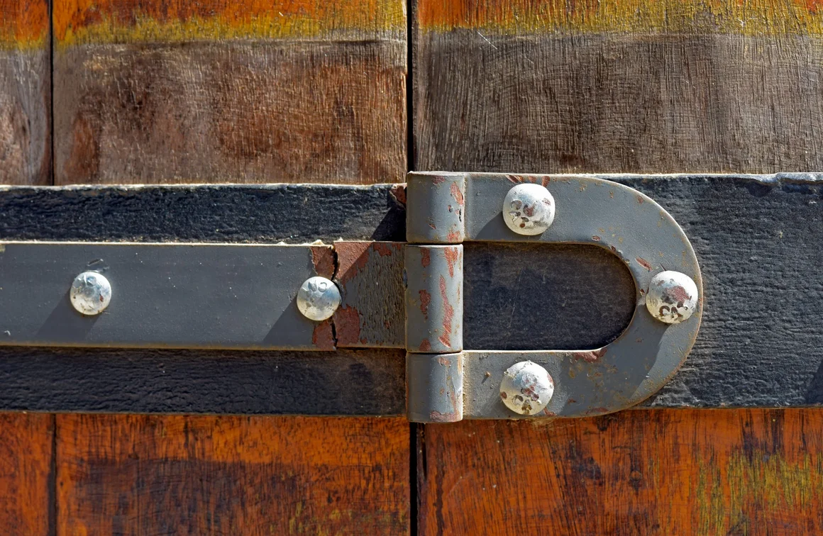Rostiges Türscharnier an Holztür