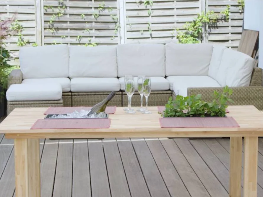 Tisch mit Getränken und Kräutern