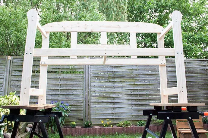 Holzrahmen auf zwei Arbeitsböcken