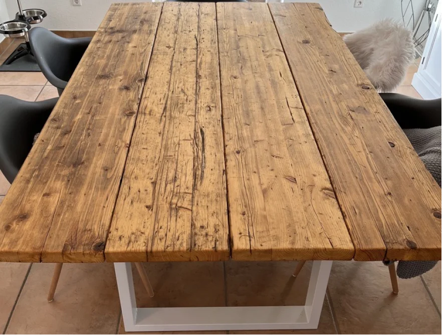 Großer Holztisch mit weißem Gestell