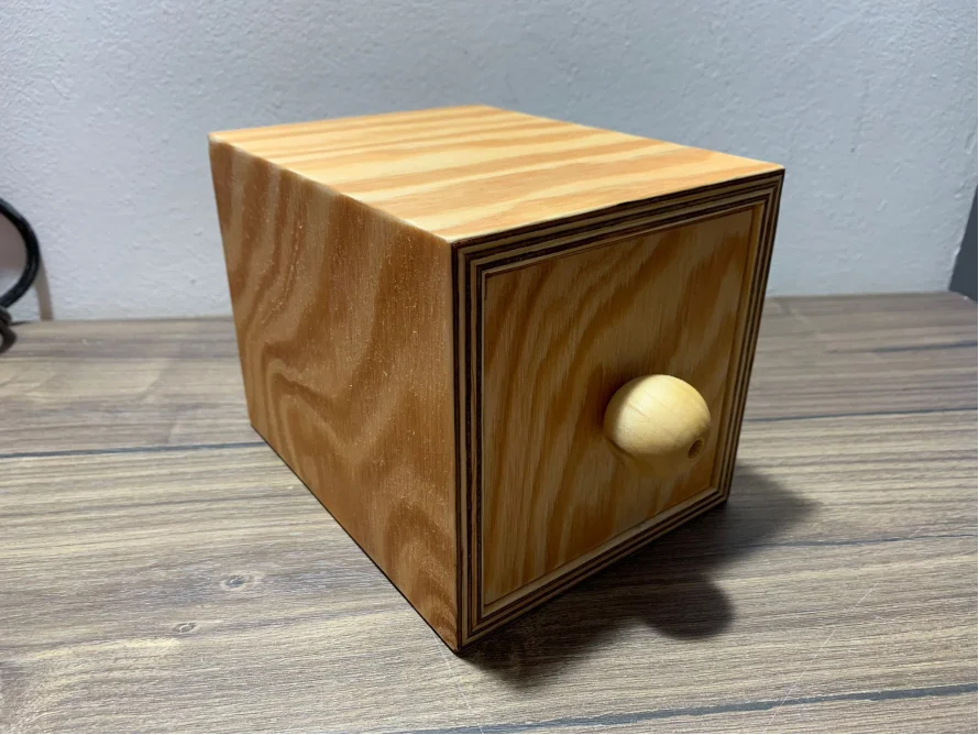 Holzkiste mit Schublade