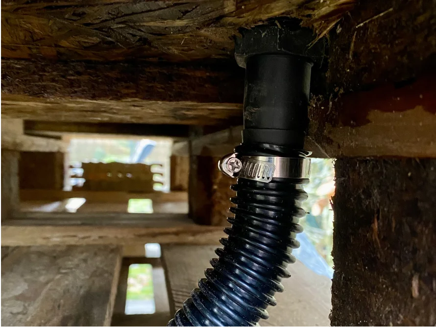 Ein schwarzer Schlauch mit einer Schlauchklemme