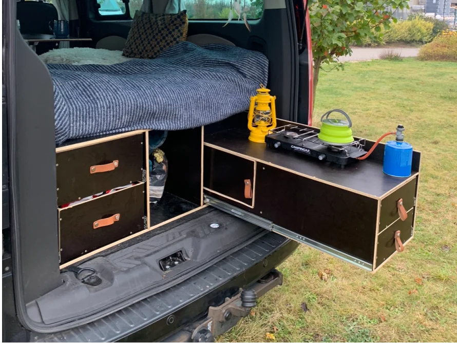 Ausziehbare Küchenschublade in einem Van