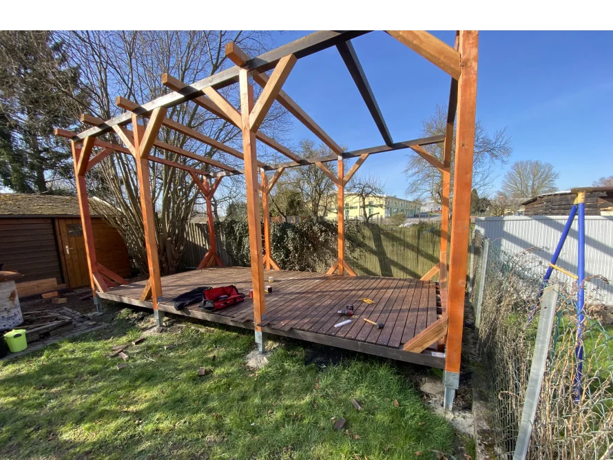 Holzgerüst einer Terrasse im Bau