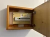 Sicherungskasten in einem Holzkasten