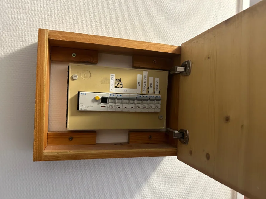 Sicherungskasten in einem Holzkasten