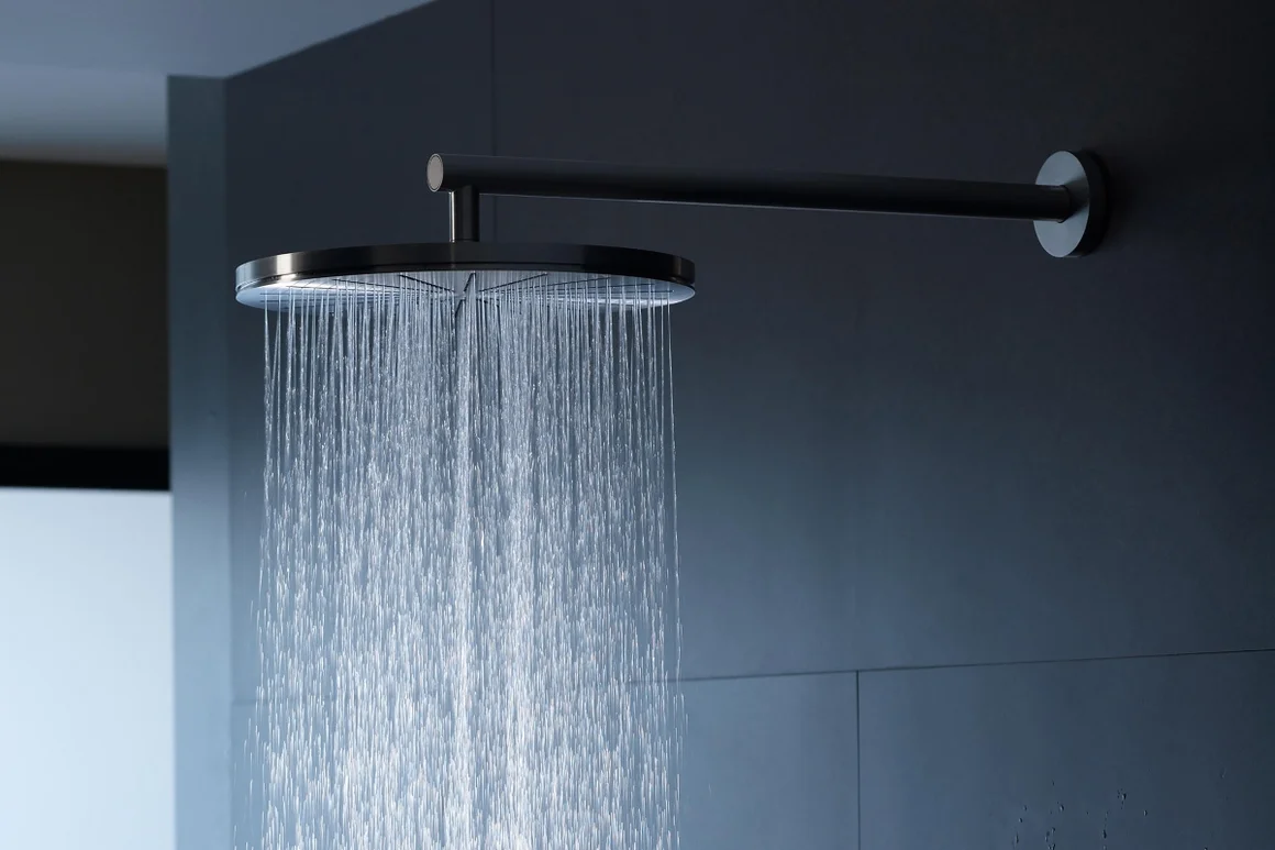 Duschkopf mit herunterlaufendem Wasser