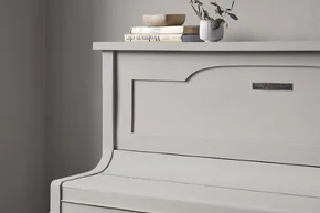 Graues Klavier mit Deko