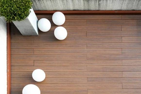 Holzterrasse mit runden Lampen