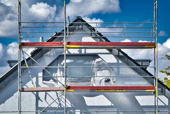 Hausfassade mit Baugerüst