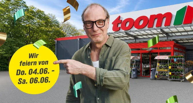 Person mit Brille feiert vor einem Baumarkt und zeigt auf ein Aktionsdatum.