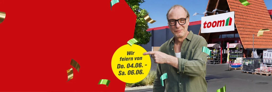 Ein Mensch steht vor einem Baumarkt und kündigt eine Feier an.