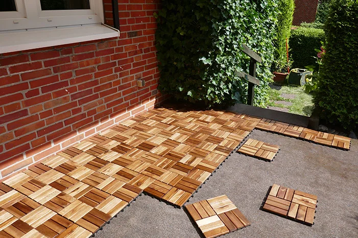 Verlegung von Holzfliesen auf Terrasse