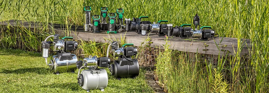 Verschiedene Wasserpumpen im Garten