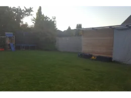 Garten mit Spielgeräten und Gartenhaus