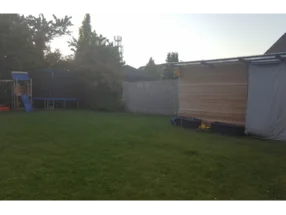 Garten mit Spielgeräten und Gartenhaus