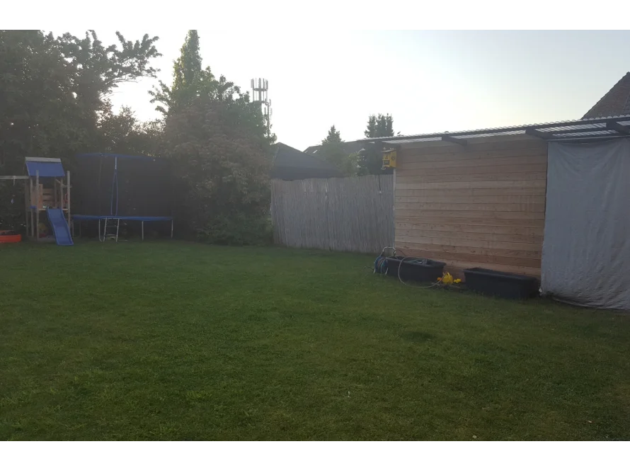 Garten mit Spielgeräten und Gartenhaus