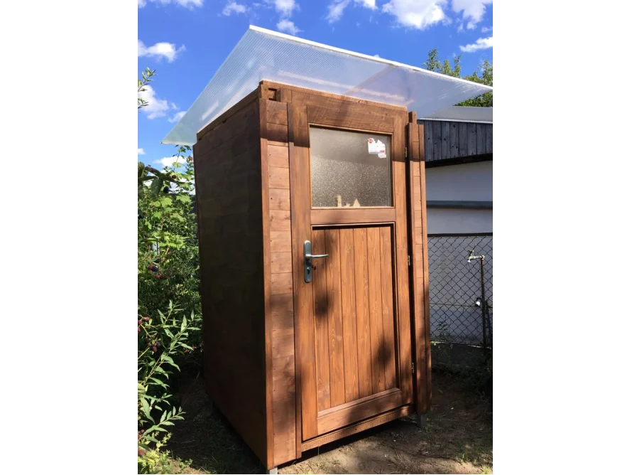 Holzhütte mit durchsichtigem Dach