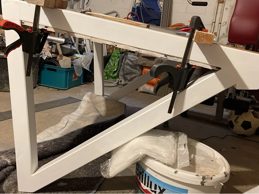 Holzkonstruktion mit Schraubzwingen fixiert