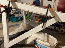 Holzkonstruktion mit Schraubzwingen fixiert