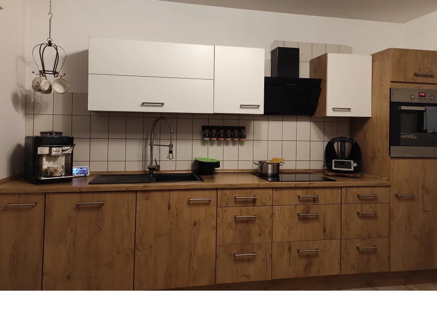 Moderne Küche mit Holzelementen