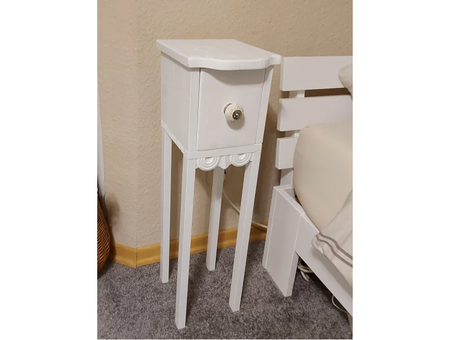 Weißer Nachttisch mit Schublade und Verzierungen