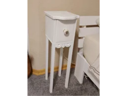 Weißer Nachttisch mit Schublade und Verzierungen