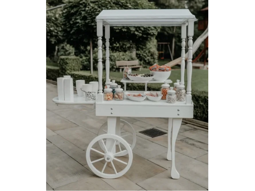 Weißer Süßigkeitenwagen mit Leckereien