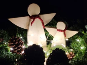 Zwei Holzengel in Tannenzweigen