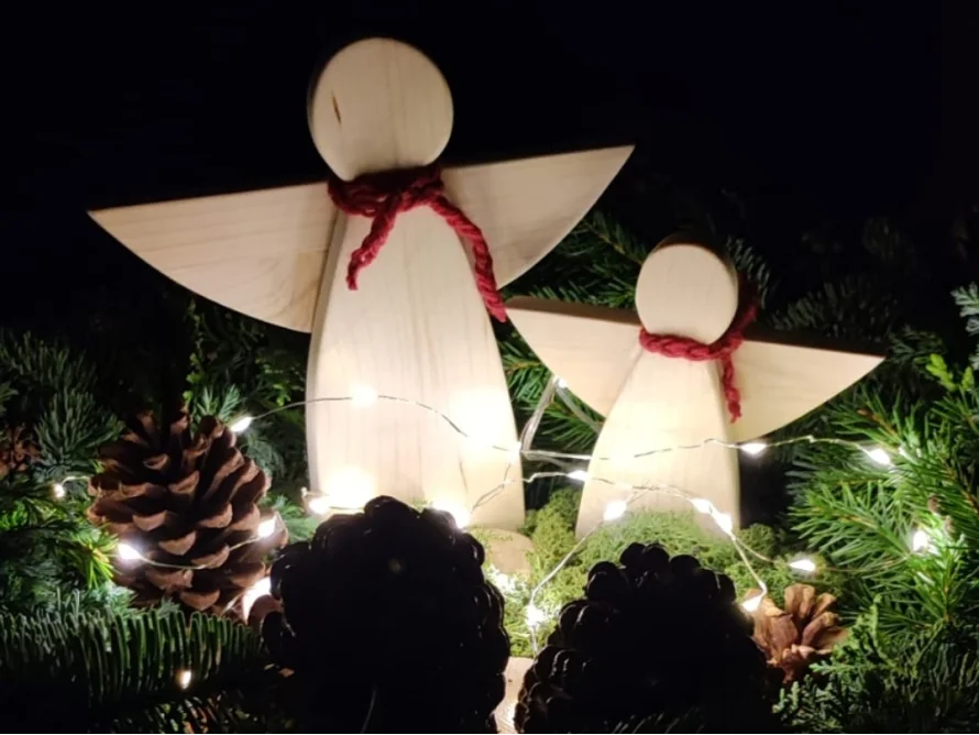 Zwei Holzengel in Tannenzweigen