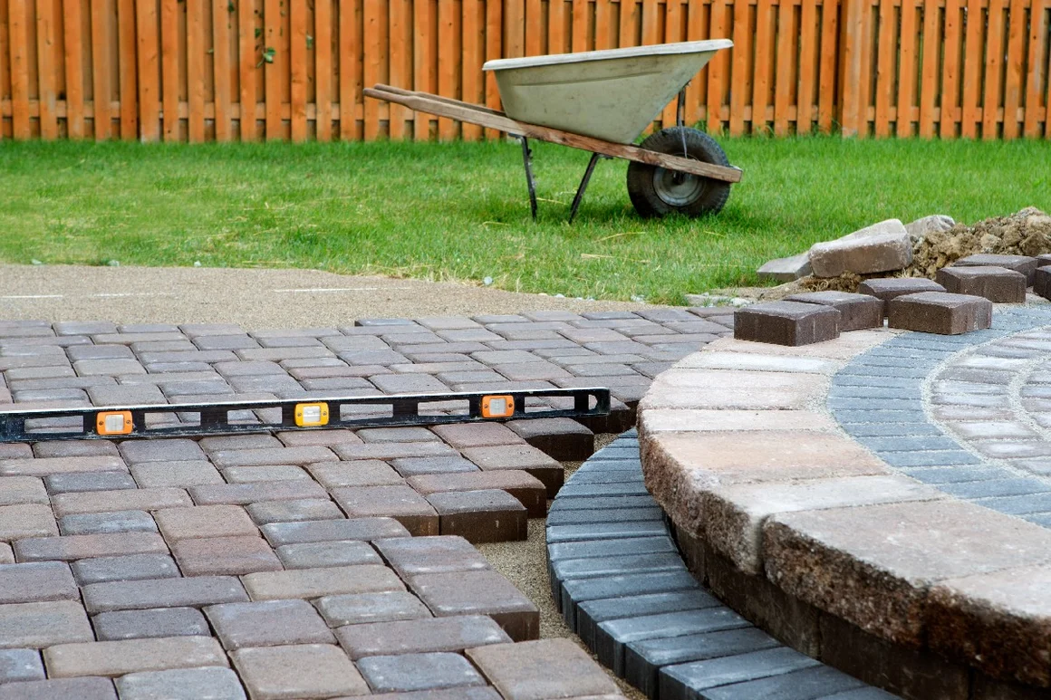 Pflasterarbeiten mit Wasserwaage