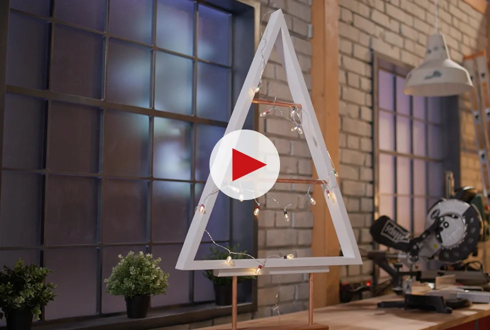 Moderner dreieckiger Weihnachtsbaum aus Holz