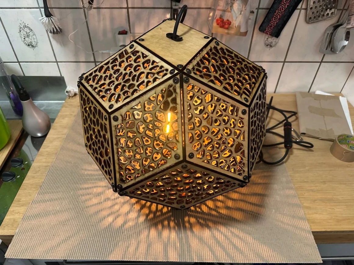 Eine polygonale Holzlampe wirft ein filigranes Schattenmuster auf den Tisch.