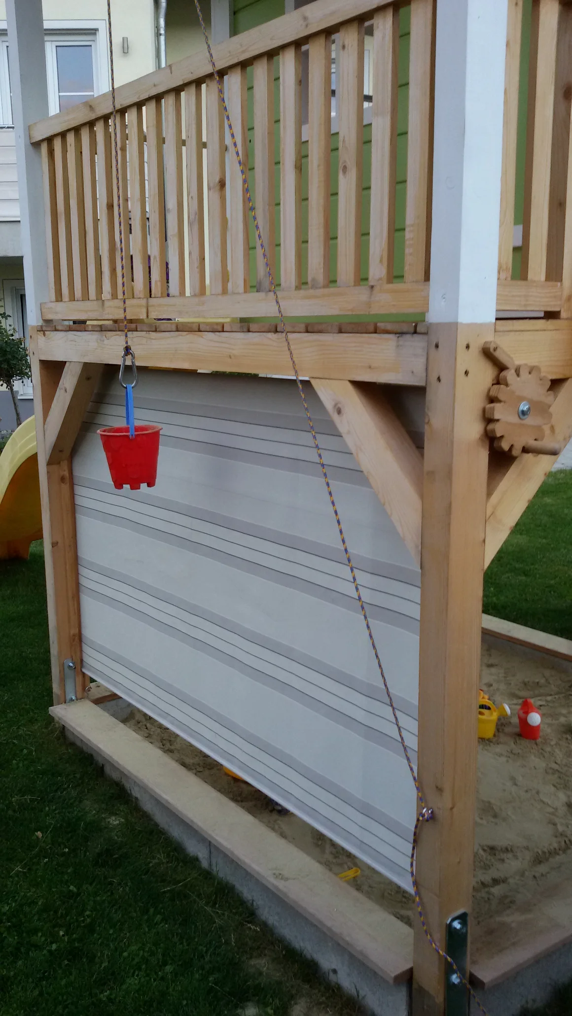 Sandkasten mit Sonnensegel