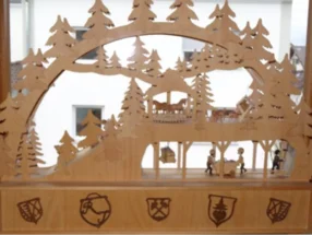 Hölzerne Weihnachtspyramide