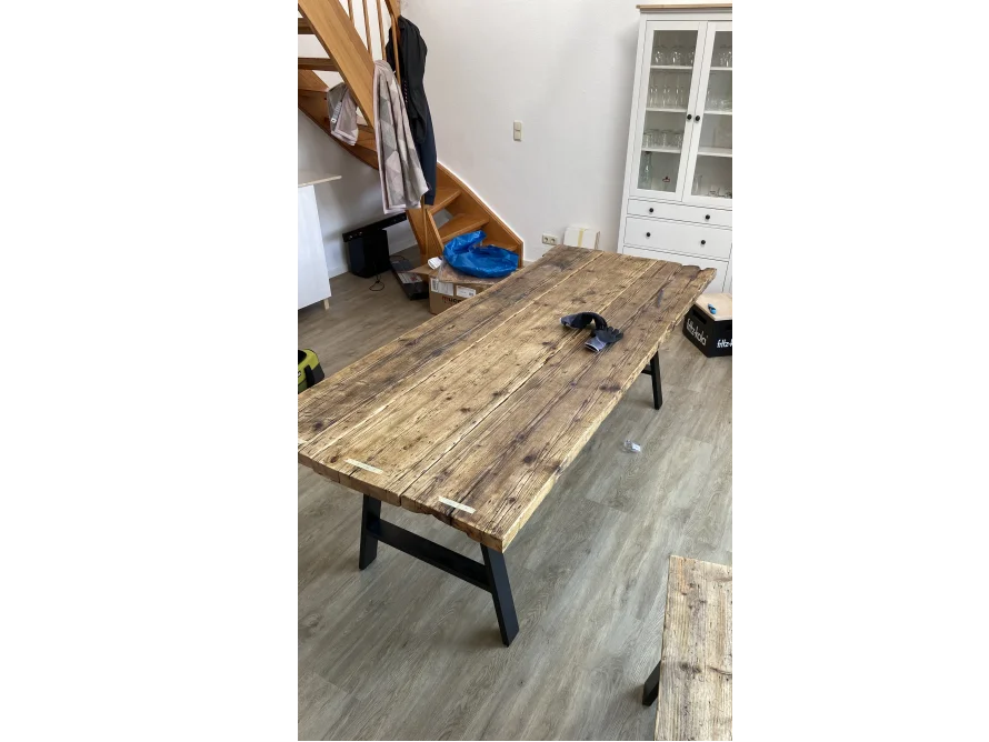 Holztisch mit schwarzem Metallgestell