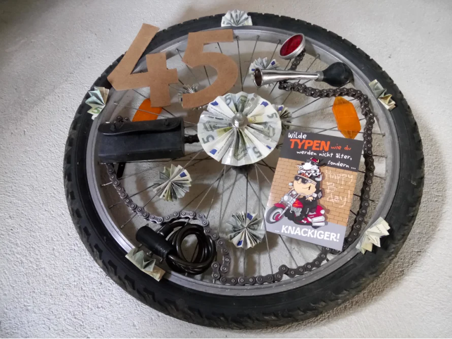 Fahrradrad mit Dekoration zum 45. Geburtstag