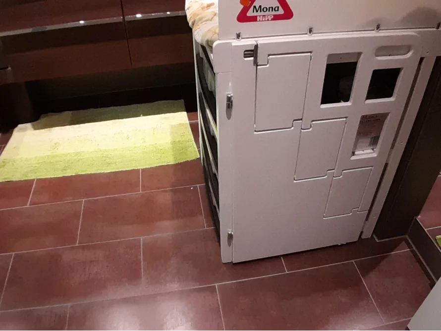 Weißer Laufstall aus Plastik