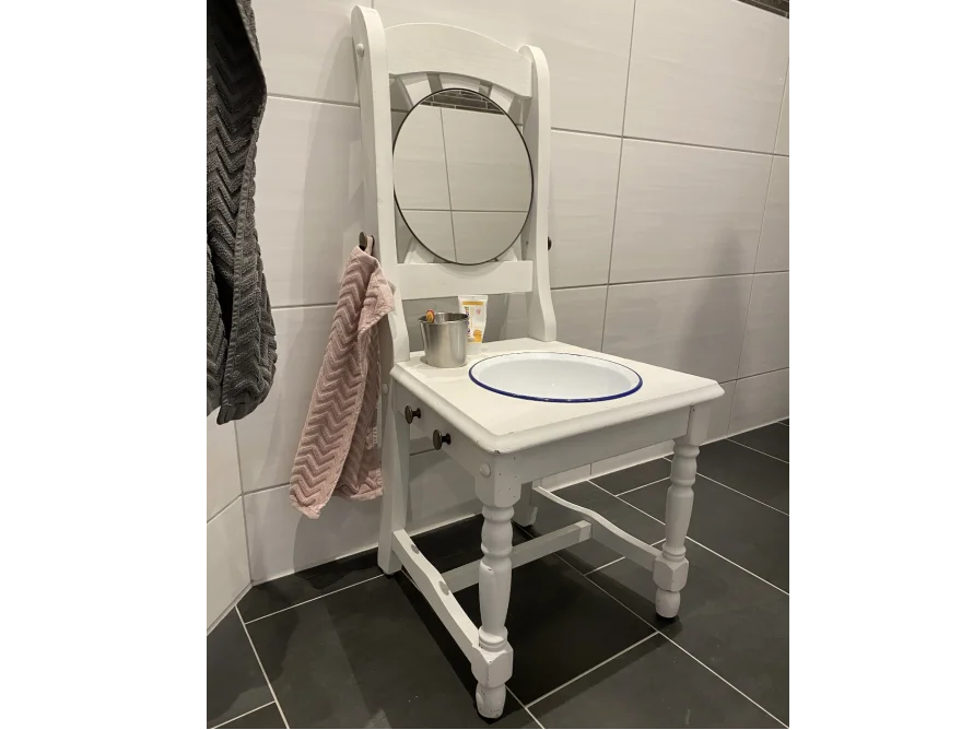 Upgecycelter Stuhl mit Waschschüssel