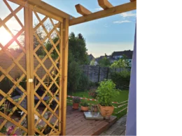 Sonniger Garten mit Holz-Sichtschutz