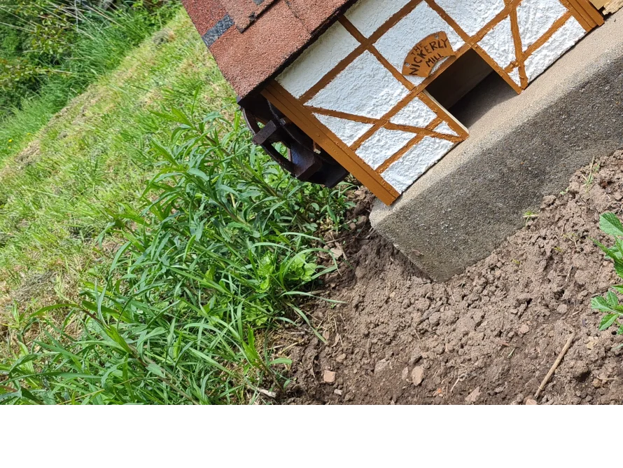 Gartenhaus-Bausatz im Garten