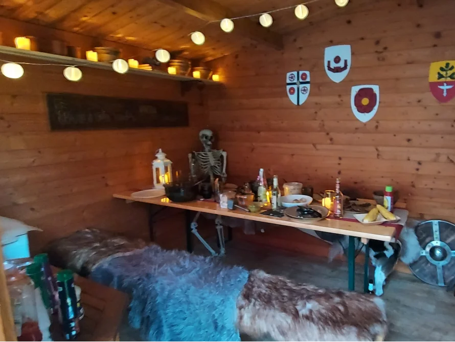 Rustikales Gartenhaus mit gedecktem Tisch