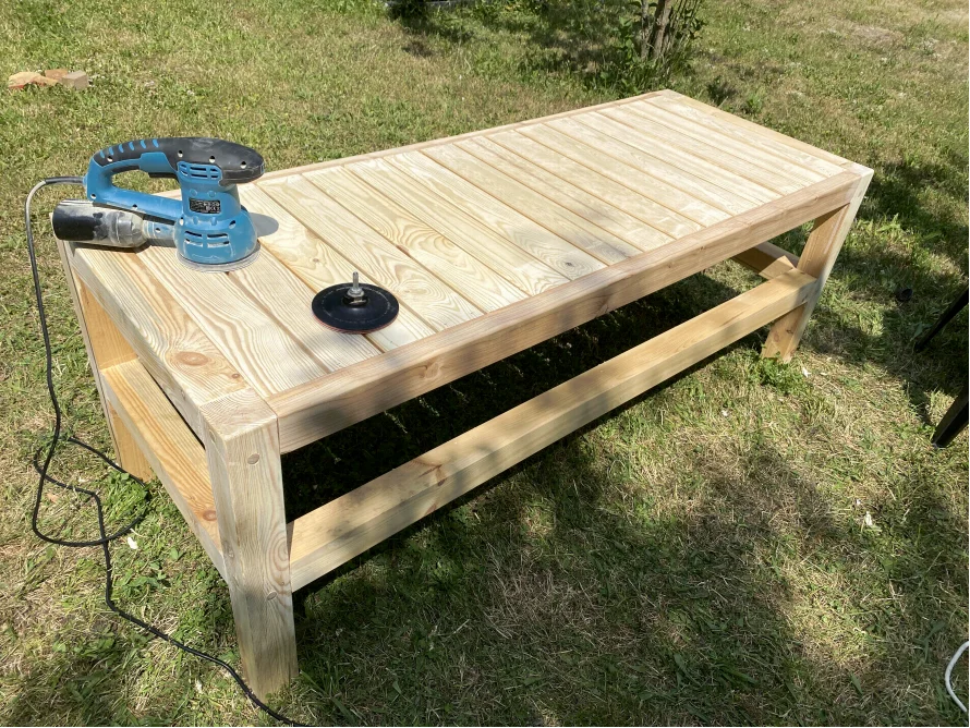 Holztisch mit Schleifmaschine