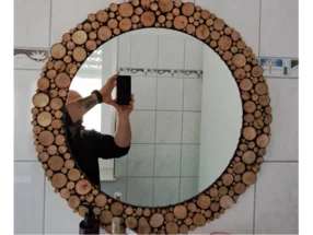 Runder Spiegel mit Holzrahmen