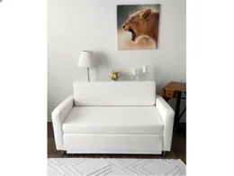 Weißes Schlafsofa in einem Zimmer