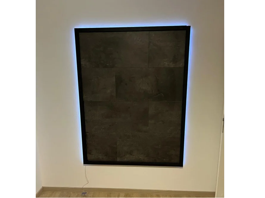 Schwarze Steinwand mit LED-Beleuchtung